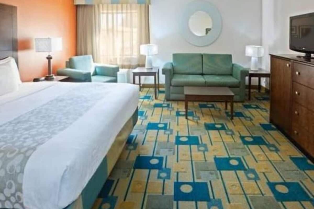 Literie de qualité, lit avec matelas à plateau-coussin, bureau
