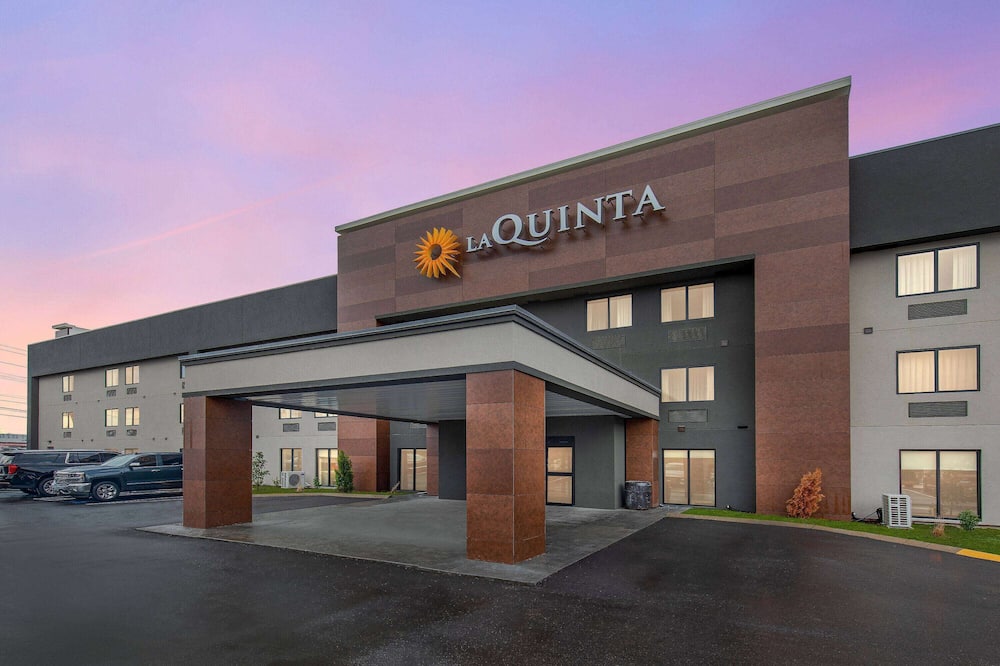 La Quinta Inn & Suites by Wyndham Nashville Airport