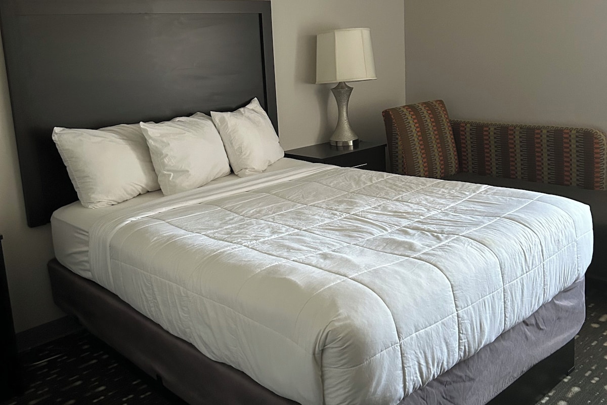 Queen Room Accessible Non Smoking | Desk, iron/ironing board, WiFi (free), bed sheets