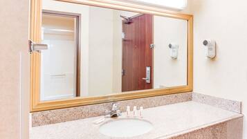 Combined shower/tub, free toiletries, hair dryer, towels