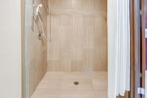 Standard Room, 1 Queen Bed, Accessible | Bathroom | Combined shower/tub, free toiletries, hair dryer, towels