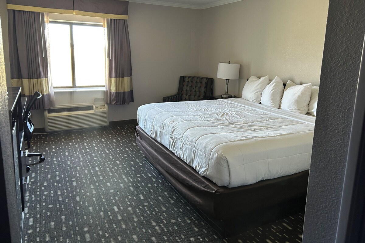 King Room - Non Smoking | Bathroom | Shower, free toiletries, hair dryer, towels