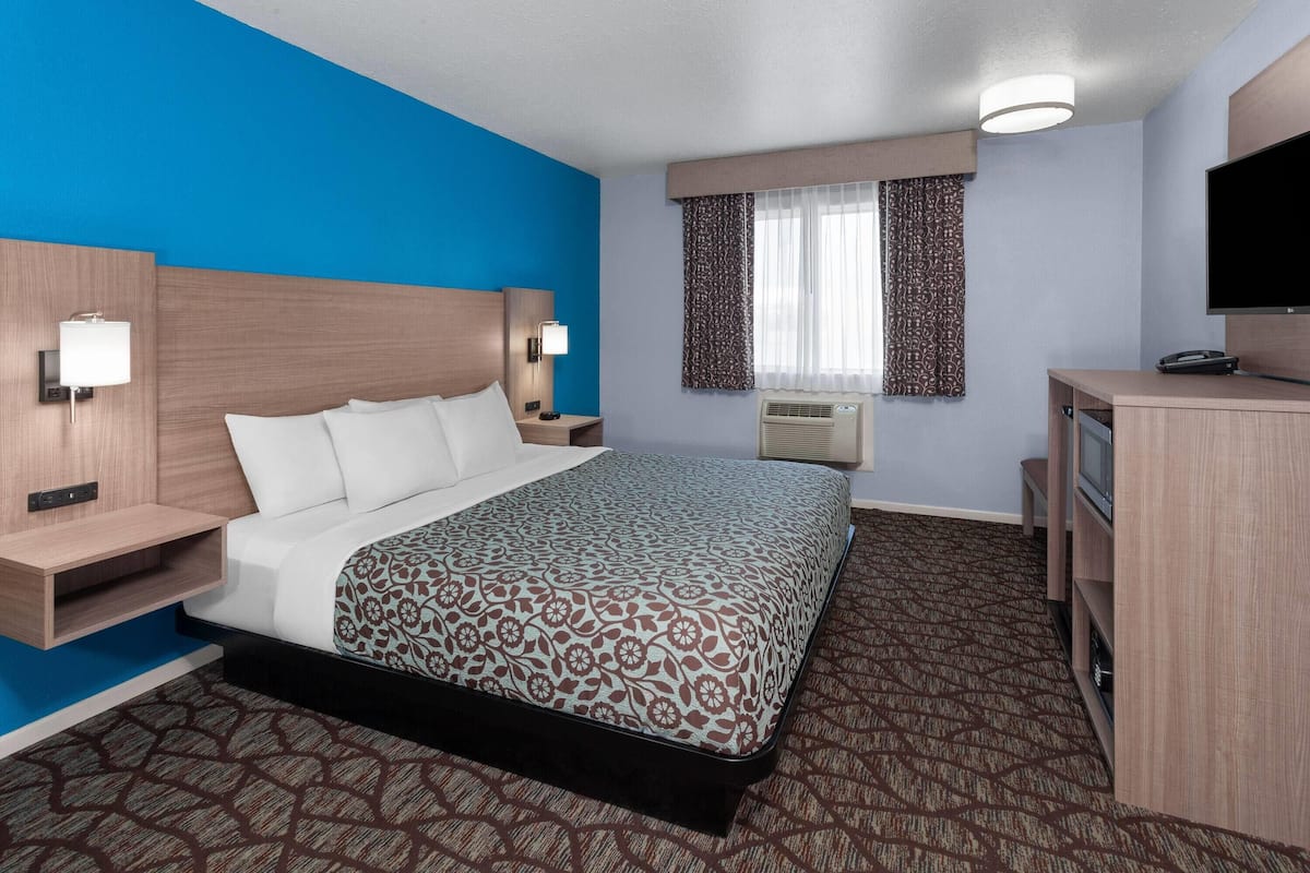 Room, 1 King Bed, Accessible, Non Smoking (Bathtub) | Desk, laptop workspace, blackout drapes, soundproofing
