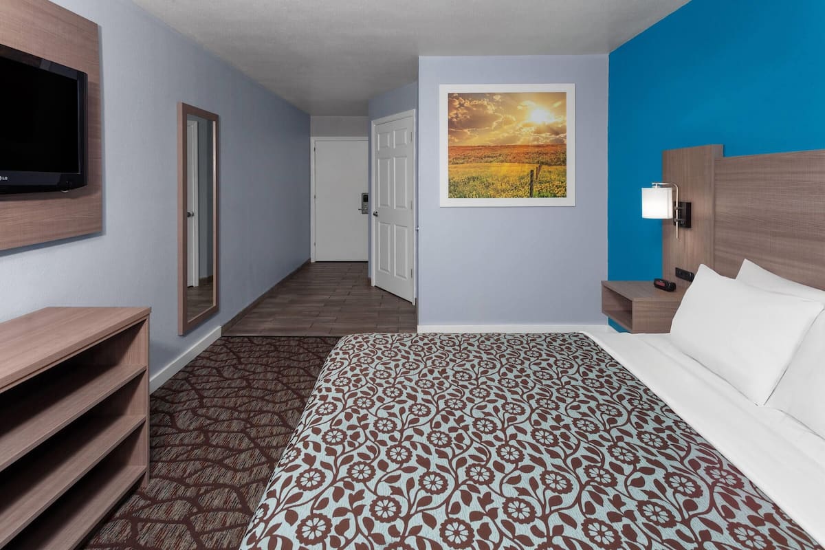 Room, 1 Queen Bed, Accessible, Non Smoking (Mobility, Bathtub w/Grab Bars) | Desk, laptop workspace, blackout drapes, soundproofing