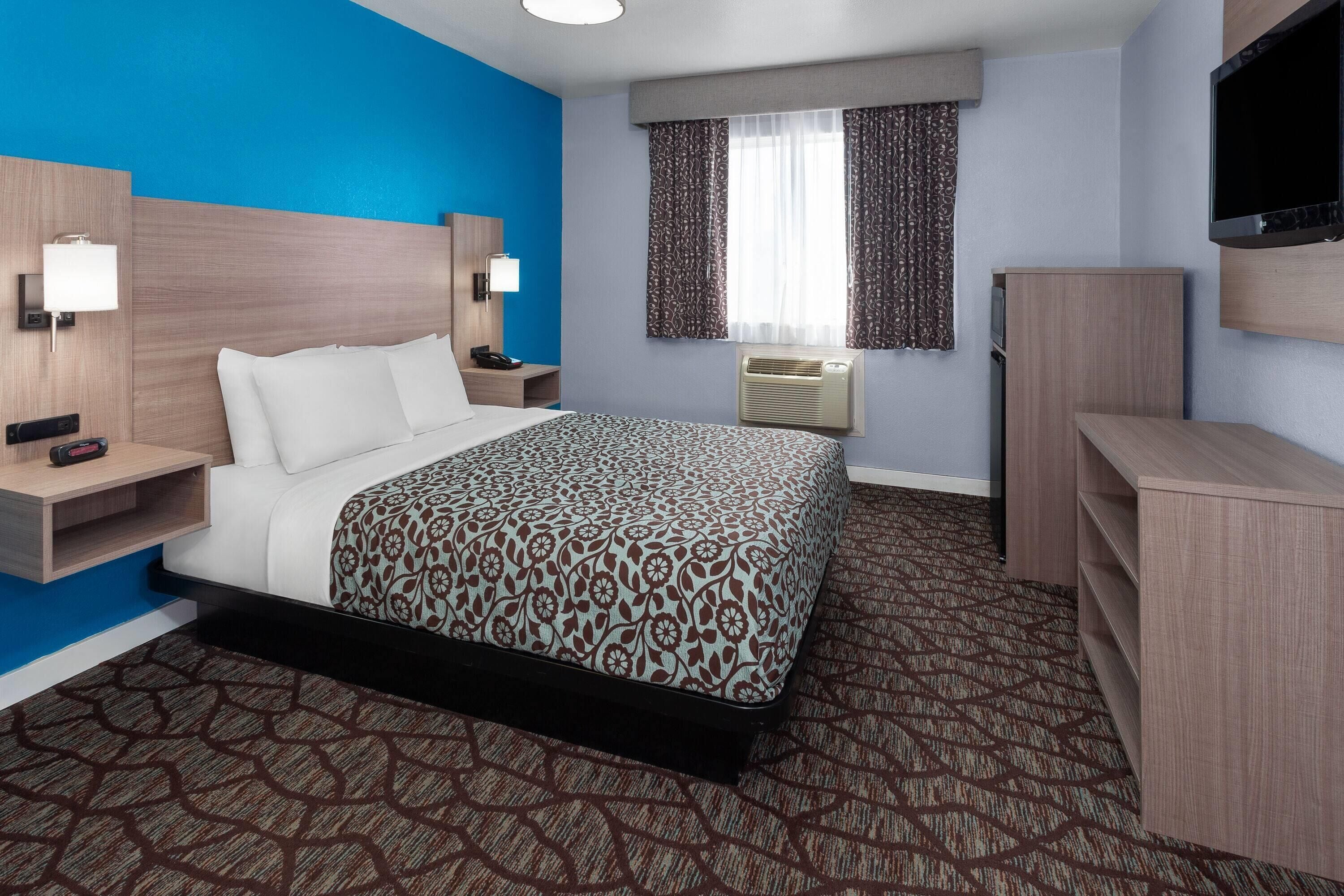 Room, 1 Queen Bed, Accessible, Non Smoking (Mobility, Bathtub w/Grab Bars) | Desk, laptop workspace, blackout drapes, soundproofing