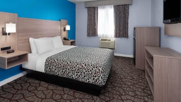 Habitación, 1 cama Queen size, para no fumadores (Mobility, Bathtub w/Grab Bars) | Escritorio, espacio para trabajar con laptop y cortinas blackout