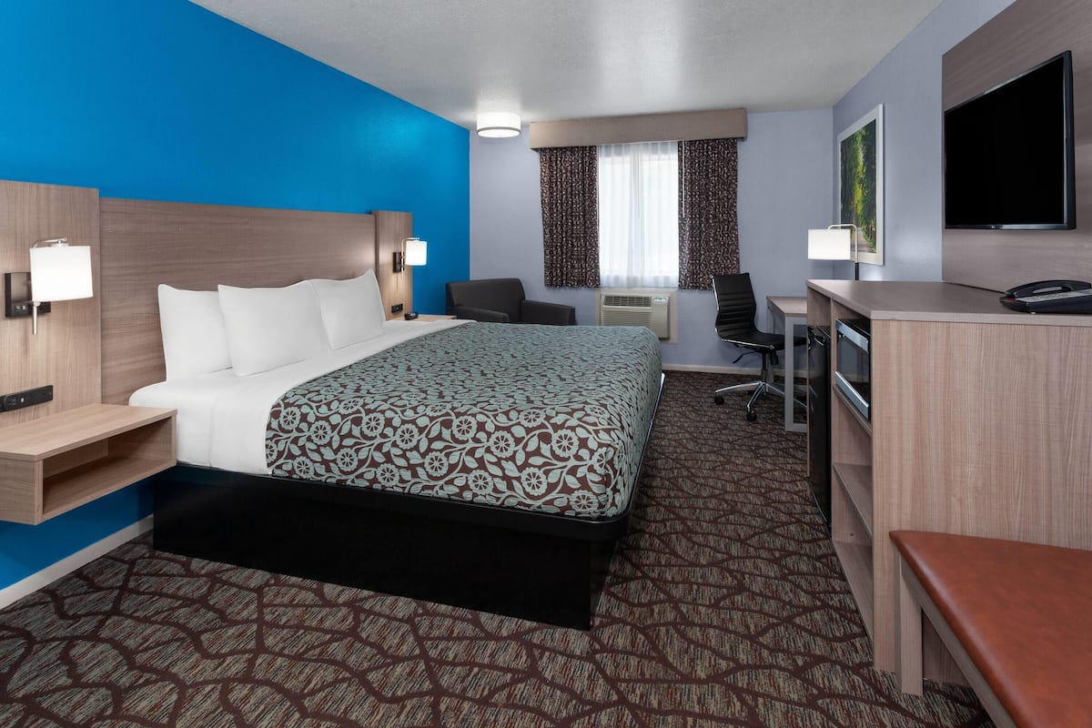 Room, 1 King Bed | Desk, laptop workspace, blackout drapes, soundproofing