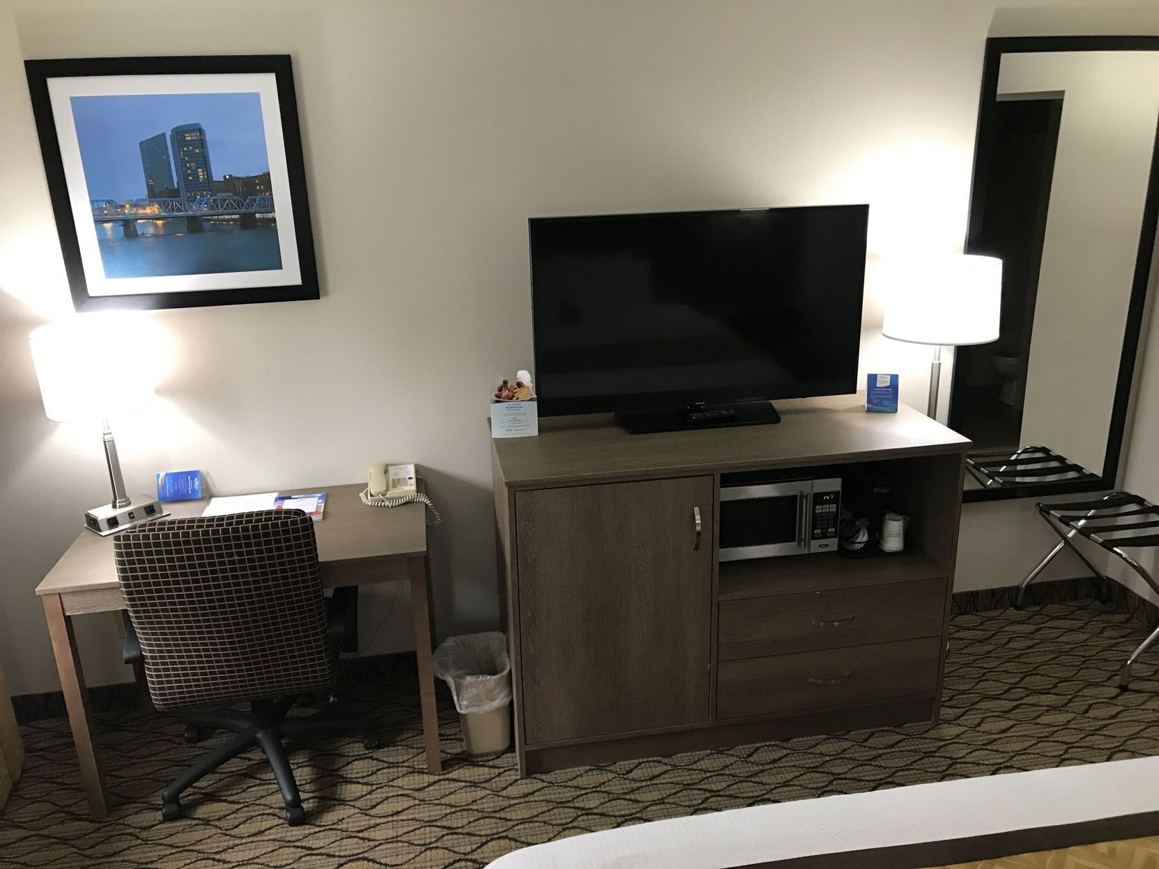 Escritorio, espacio para trabajar con laptop y cortinas blackout 