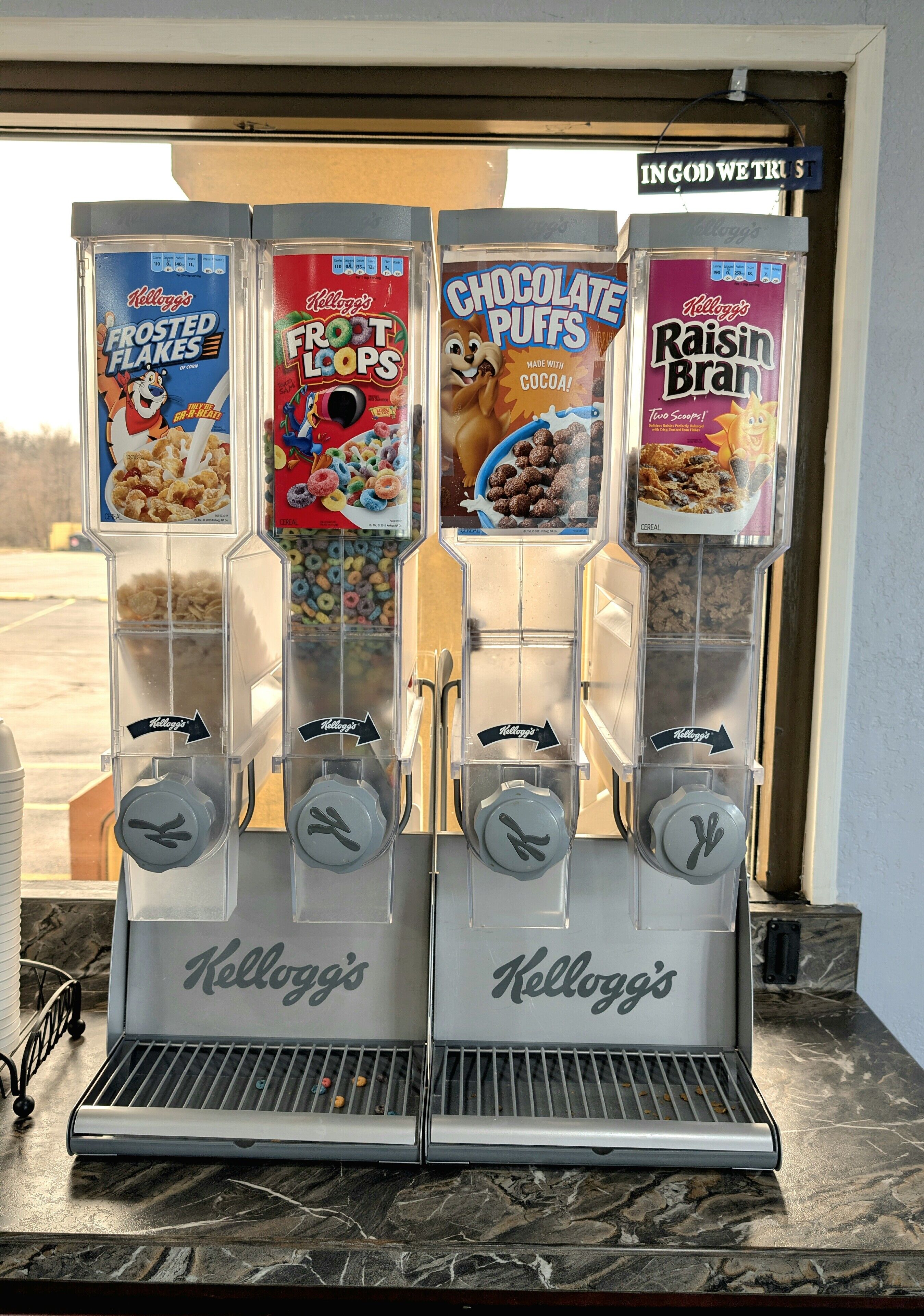 Dispensador de bebidas Kellogg's con cuatro sabores: copos con glaseado, Fruit Loops, puffs de chocolate y copos de pasas.