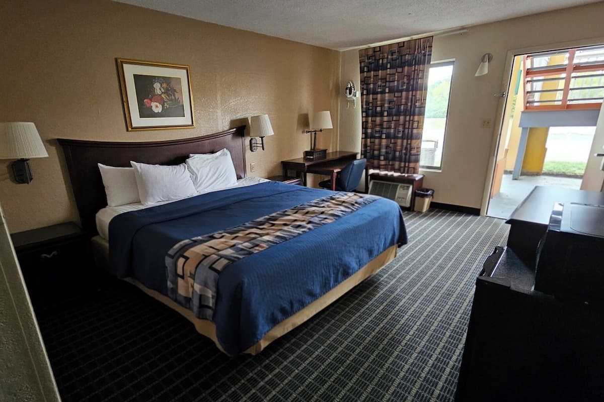 Room, 1 King Bed, Non Smoking | Desk, iron/ironing board, free WiFi, bed sheets