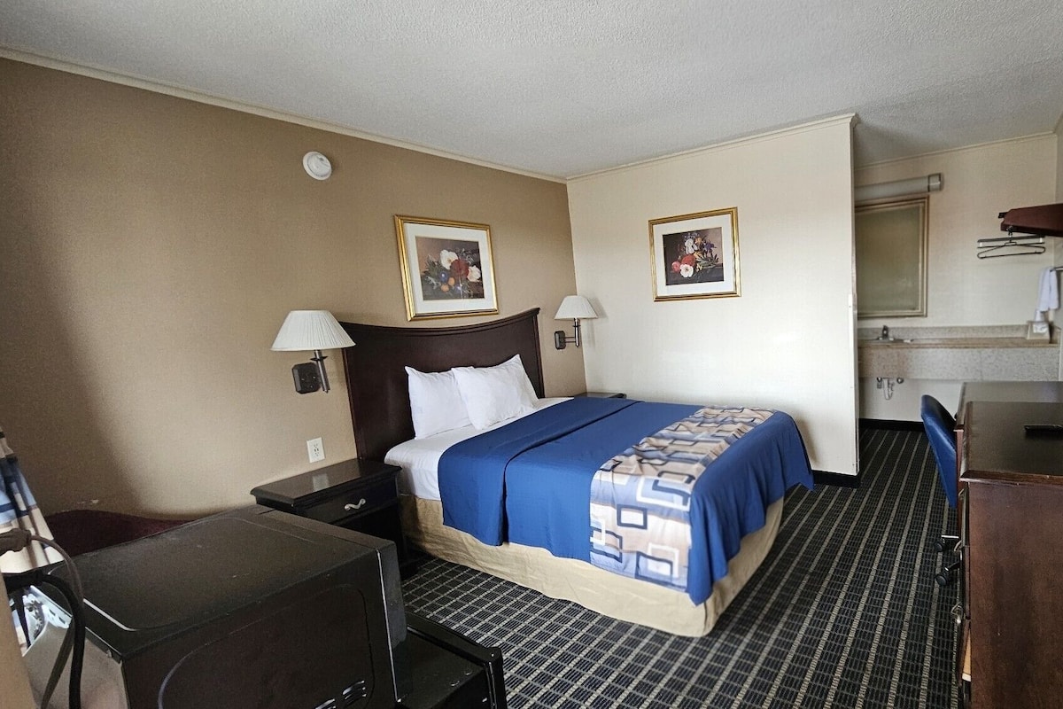 Room, 1 Double Bed, Non Smoking | Desk, iron/ironing board, free WiFi, bed sheets