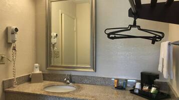 Produtos de toalete grátis, secador de cabelo, toalhas de banho