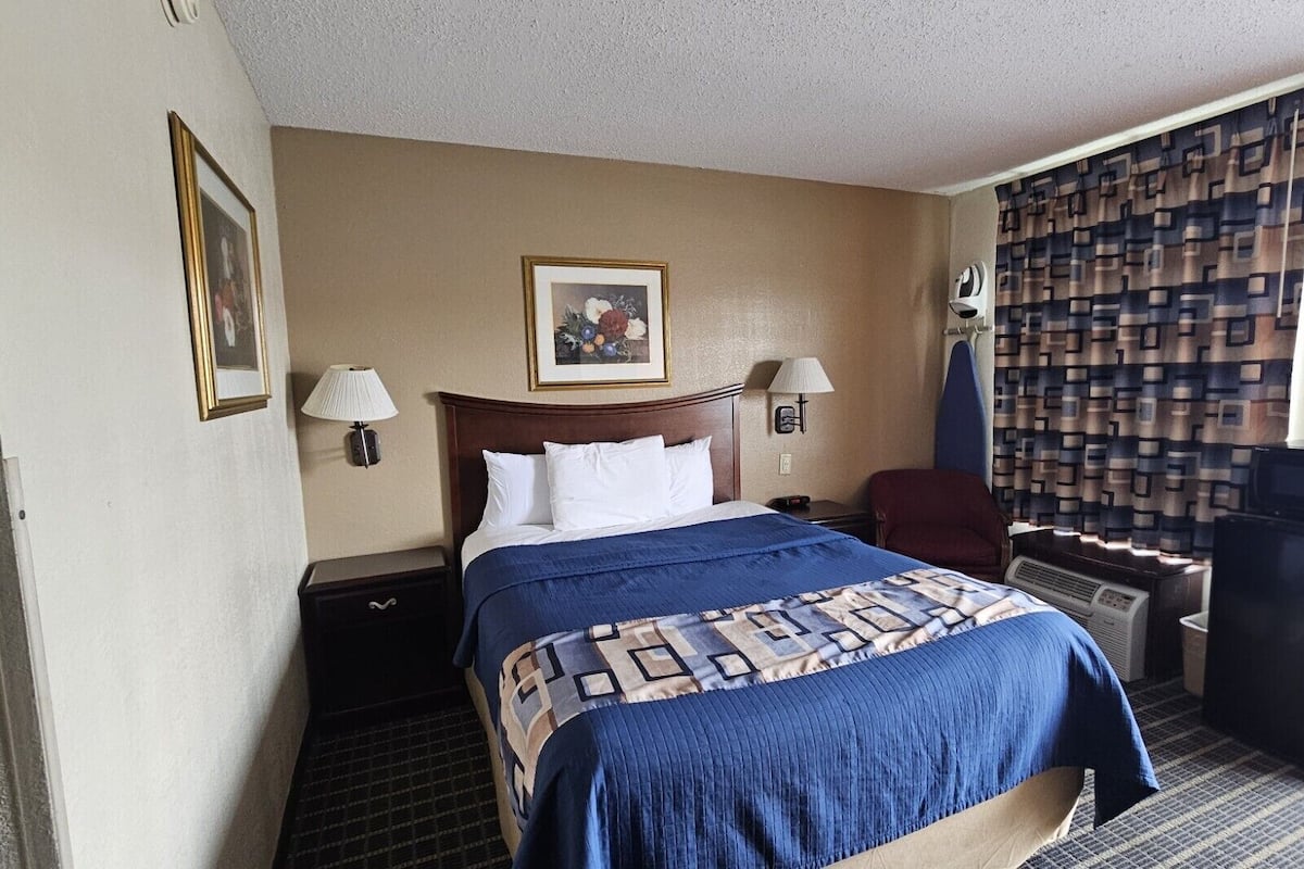 Room, 1 Queen Bed, Non Smoking | Desk, iron/ironing board, free WiFi, bed sheets