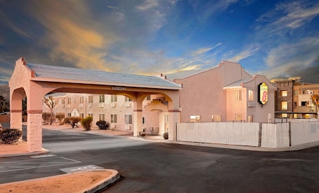 Exterior. Super 8 by Wyndham Yucca Val/Joshua Tree Nat Pk Area