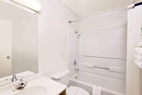 Desk, iron/ironing board, free WiFi, bed sheets. Super 8 by Wyndham Yucca Val/Joshua Tree Nat Pk Area