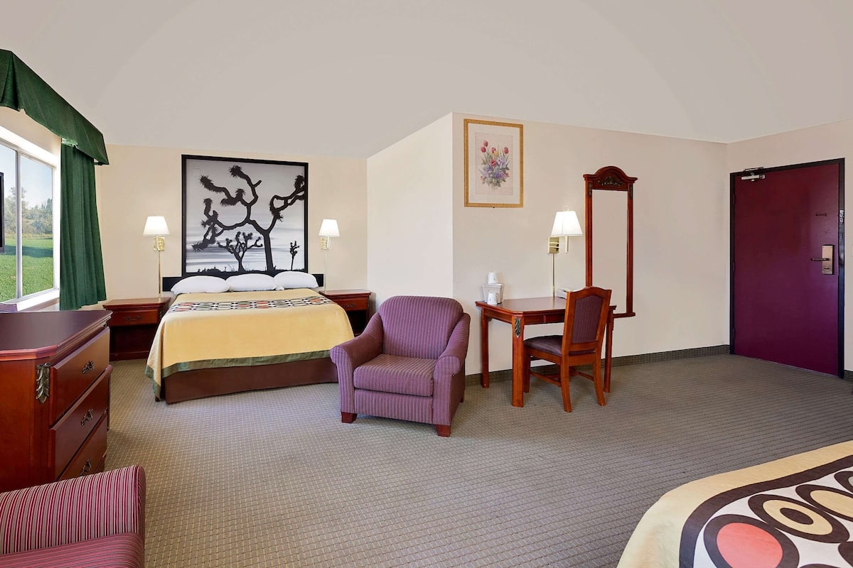Suite, Non Smoking | Desk, iron/ironing board, free WiFi, bed sheets