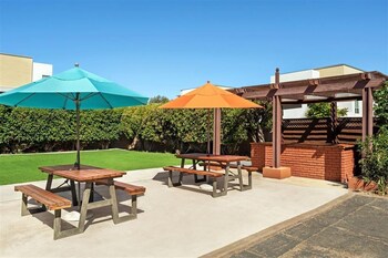 Outdoor dining at Howard Johnson by Wyndham San Diego State University Area