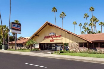 Hotel Exterior at Howard Johnson by Wyndham San Diego State University Area