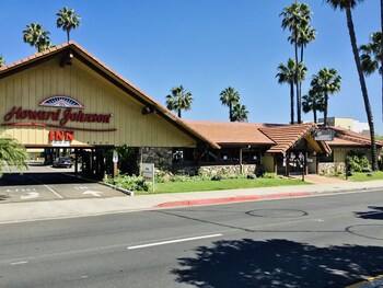 Restaurant at Howard Johnson by Wyndham San Diego State University Area