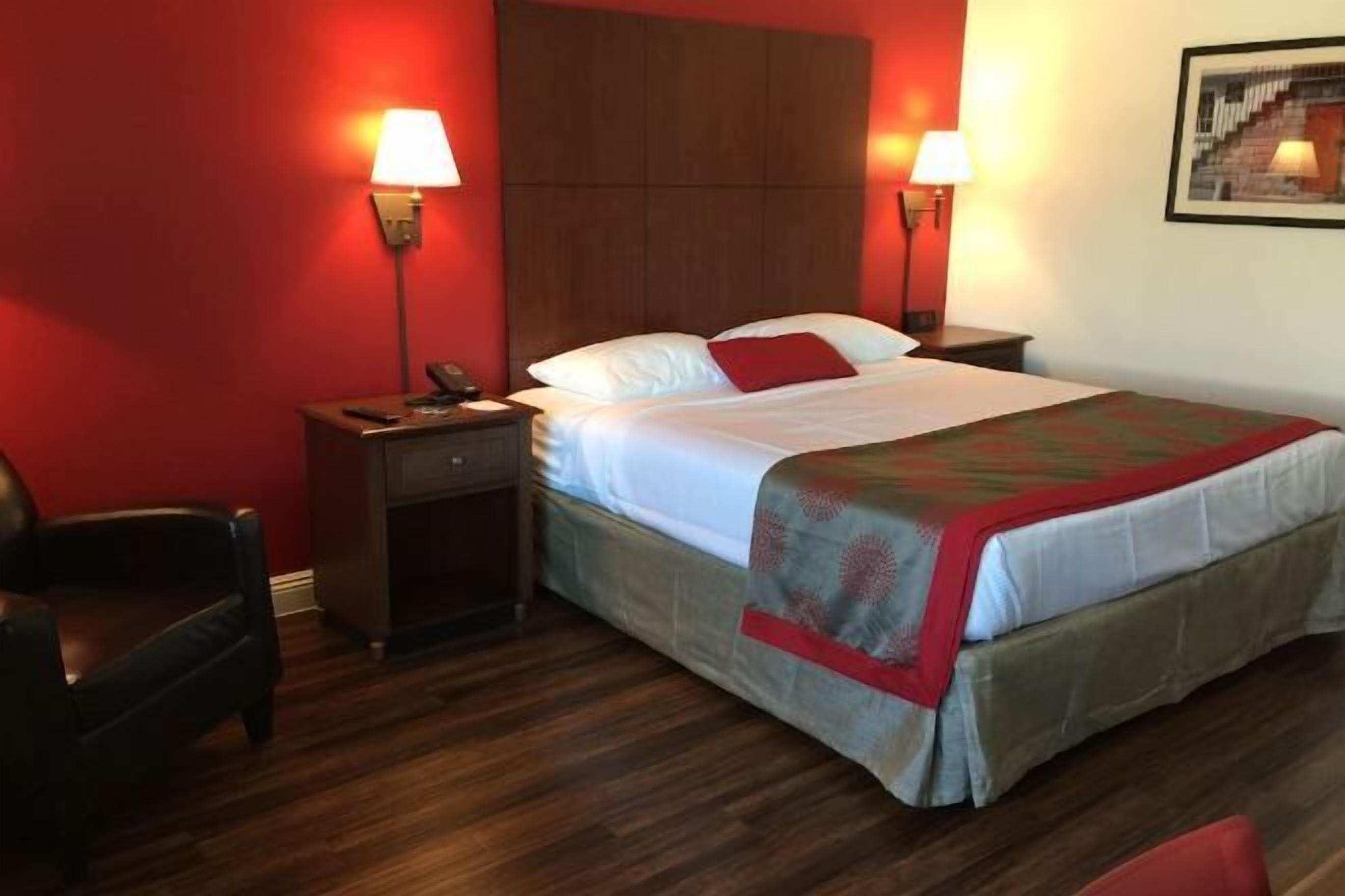 Premium bedding, in-room safe, desk, iron/ironing board