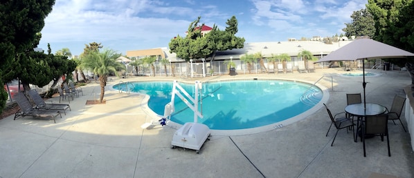 Una piscina al aire libre