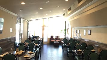 供應午餐及晚餐
