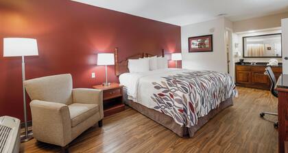 Red Roof Inn & Suites Calhoun
