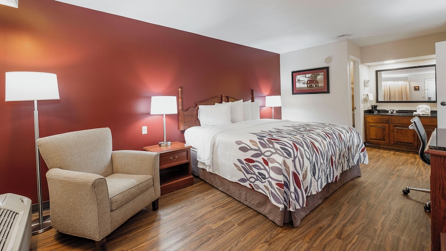 Red Roof Inn & Suites Calhoun