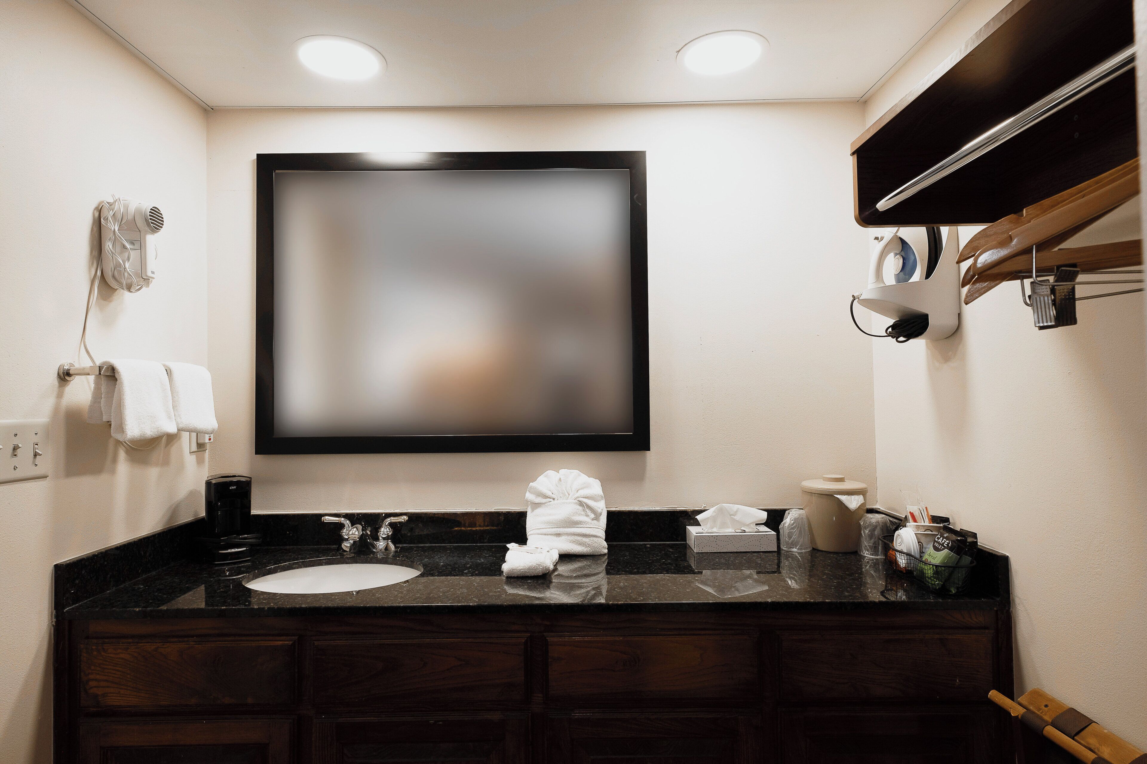 Combined shower/tub, free toiletries, hair dryer, towels