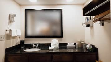 Combined shower/tub, free toiletries, hair dryer, towels