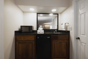 Tina con regadera, amenidades de baño gratuitas, secadora de cabello 