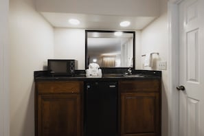 Tina con regadera, amenidades de baño gratuitas, secadora de cabello