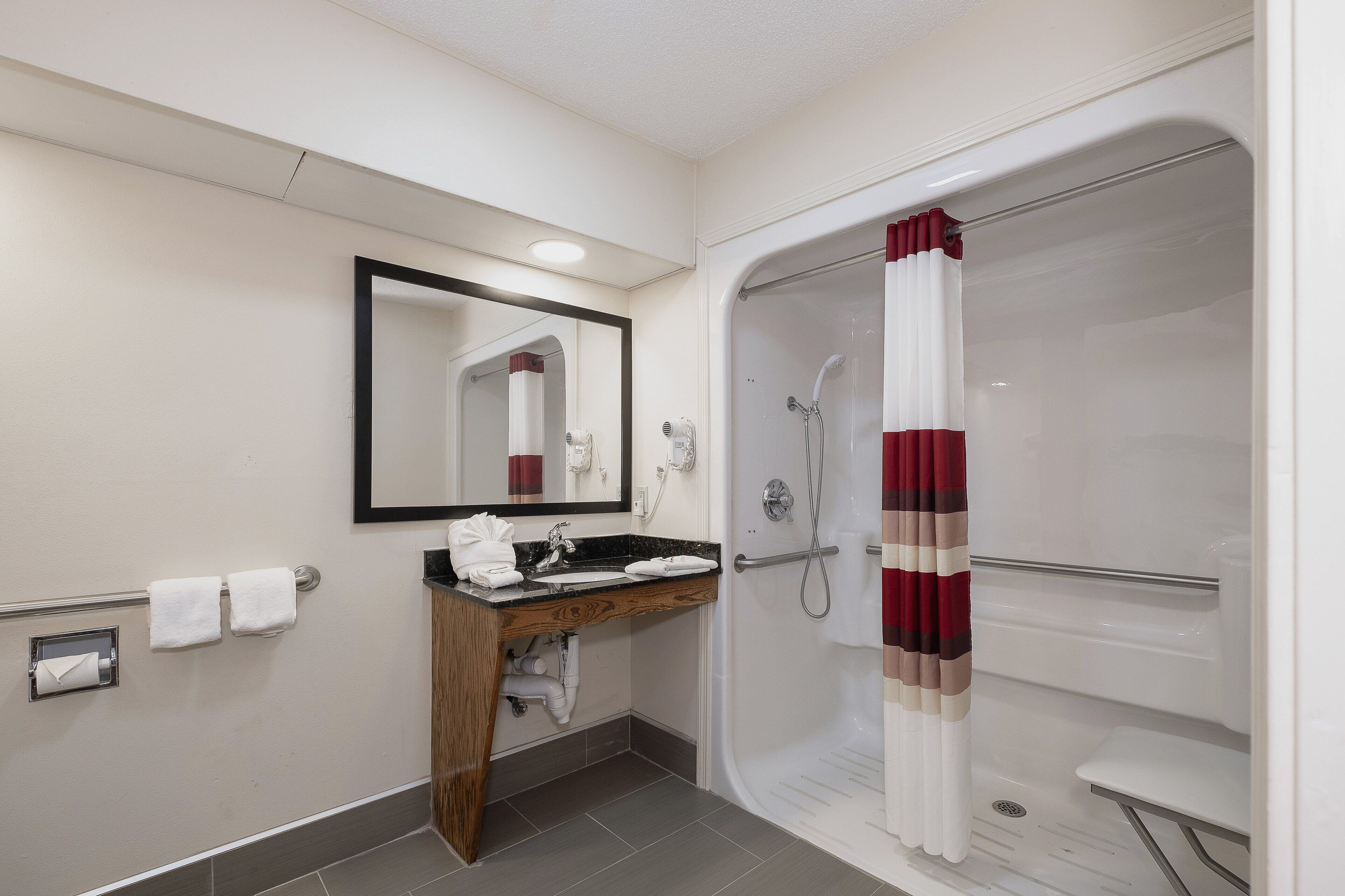Habitación superior, 1 cama King size, con acceso para personas discapacitadas (Roll-In Shower) | Baño | Tina con regadera, amenidades de baño gratuitas, secadora de cabello 
