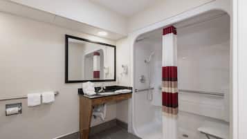 Habitación superior, 1 cama King size, con acceso para personas discapacitadas (Roll-In Shower) | Baño | Tina con regadera, amenidades de baño gratuitas, secadora de cabello