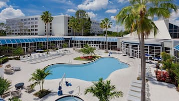 2 piscinas al aire libre, sombrillas, sillones reclinables de piscina