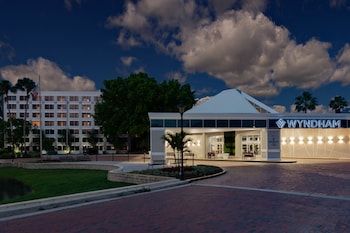 Front of property - evening/night at Wyndham Orlando Resort & Conference Center, Celebration Area