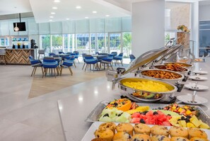 Se sirven desayunos y cocina americana, con vista a la piscina 