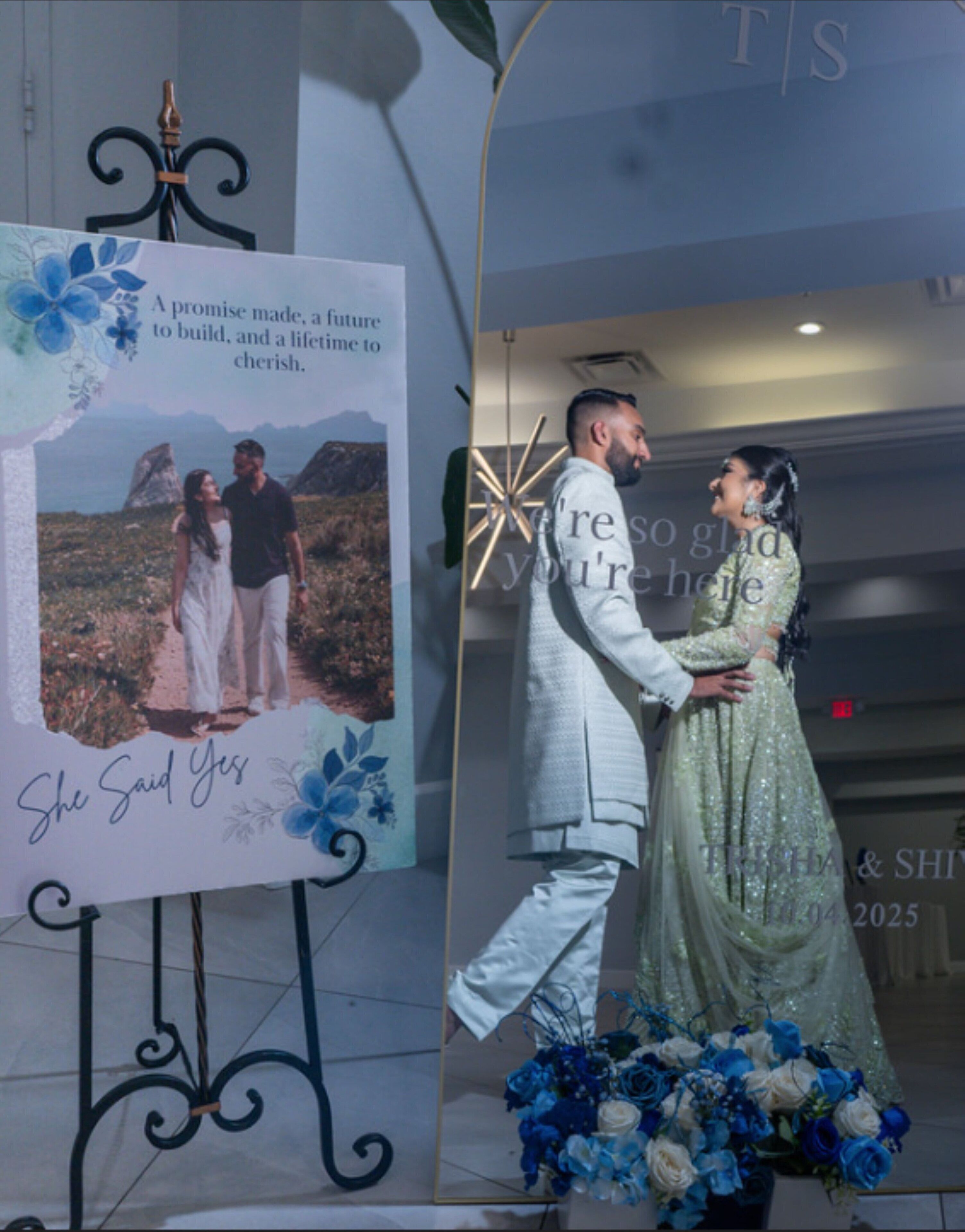 Une photo de mariage mettant en scène un couple, un miroir décoratif et une composition florale.