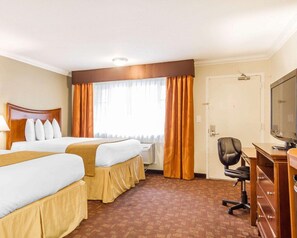 Standard Room, 2 Queen Beds, Non Smoking | Individually decorated, individually furnished, desk, blackout drapes - Quality Inn Sacramento Convention Center (Sacramento)