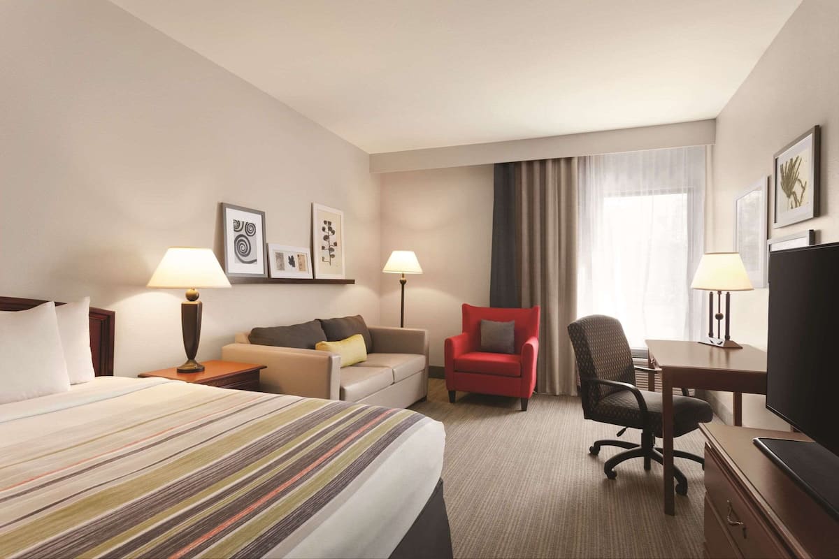 Studio Suite, 1 King Bed, Non Smoking | Premium bedding, blackout drapes, iron/ironing board