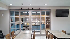 Buffet - Country Inn & Suites by Radisson, Bryant (Little Rock), AR (Bryant)