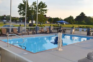 Piscine extérieure en saison