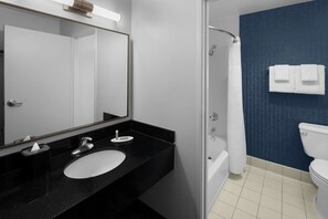 Combined shower/tub, hair dryer, towels