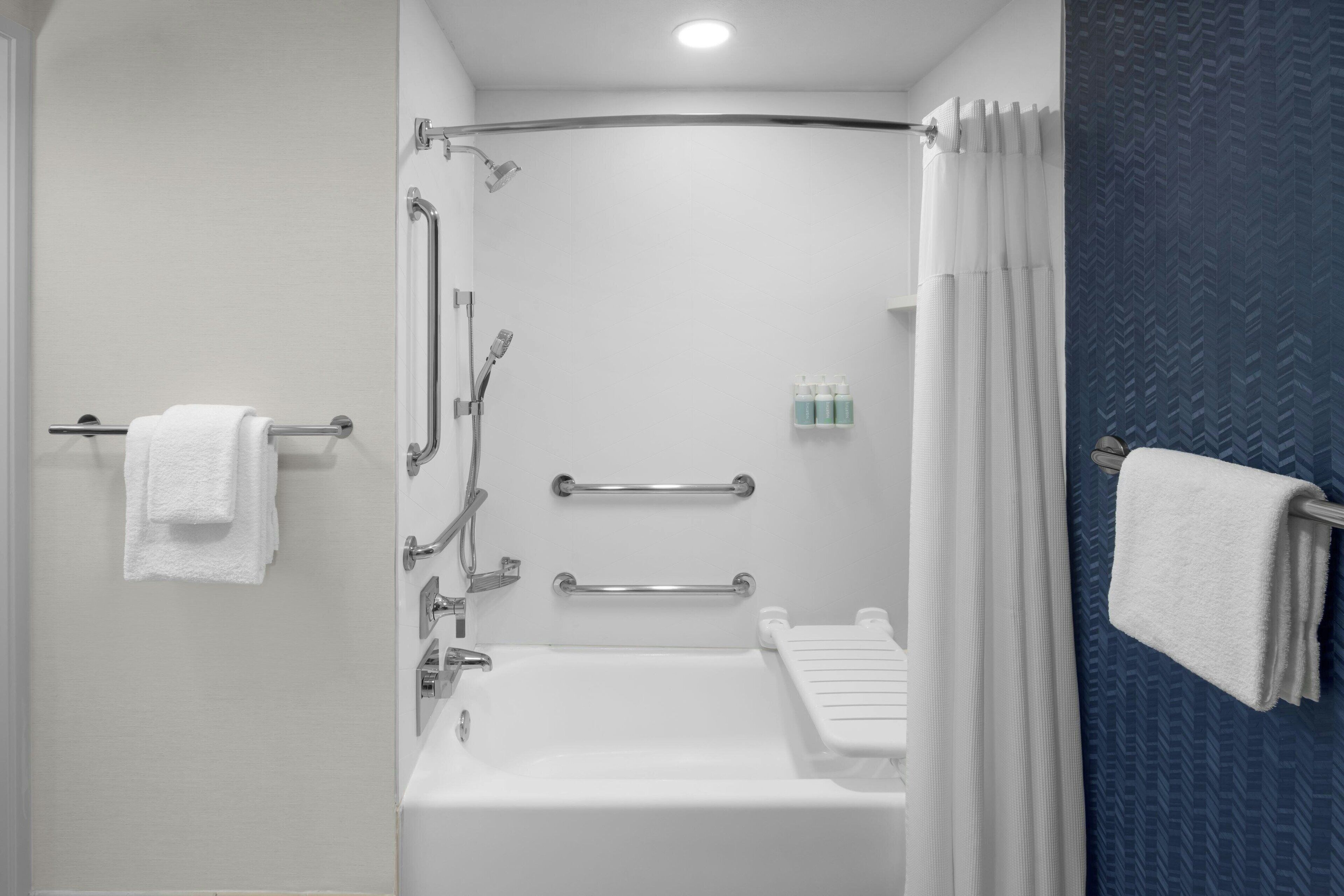 combined shower/bathtub, hair dryer, towels