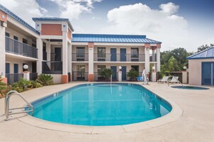Una piscina al aire libre, sombrillas