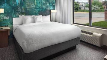 Caja fuerte, escritorio, cortinas opacas y tabla de planchar con plancha