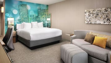 Caja fuerte, escritorio, cortinas opacas y tabla de planchar con plancha