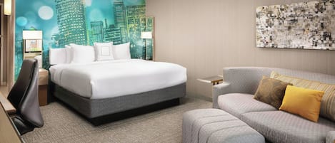 Caja fuerte, escritorio, cortinas opacas y tabla de planchar con plancha