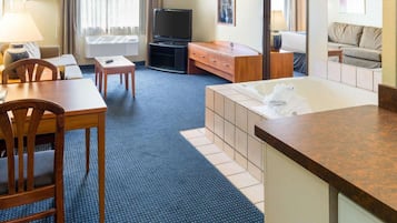 客房內保險箱、書桌、筆電工作空間、熨斗/熨衣板