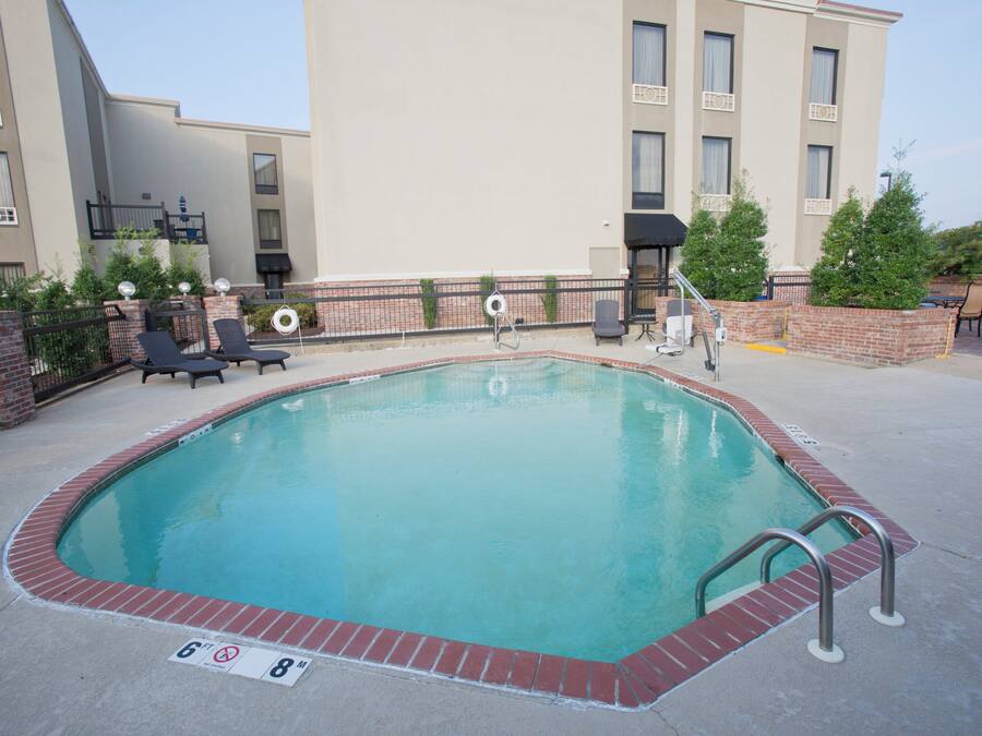 Seasonal outdoor pool, sun loungers